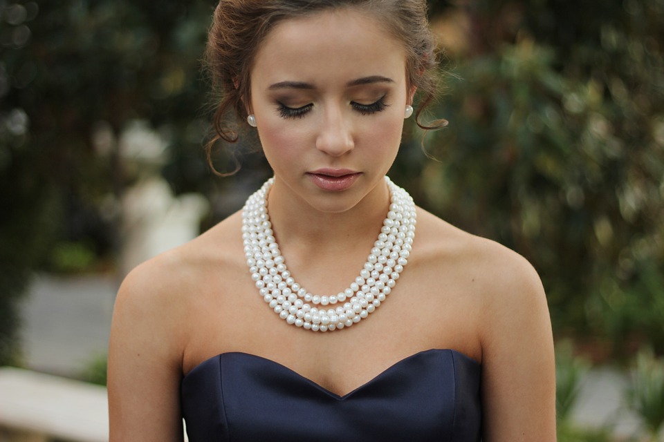 collier de perles avec robe bustier
